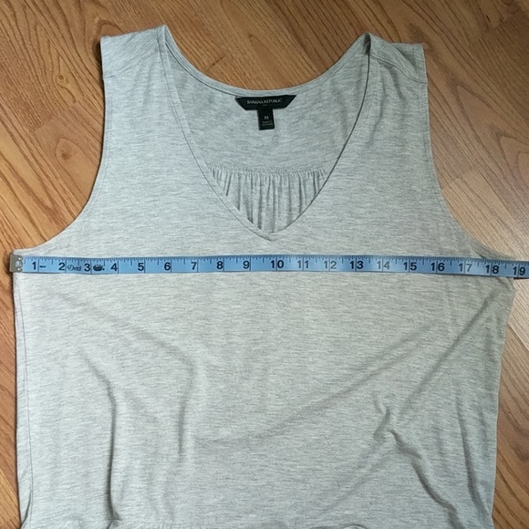 ⭐ Banana Republic Light Gray V-neck Peplum Tank - Picture 5 of 8
